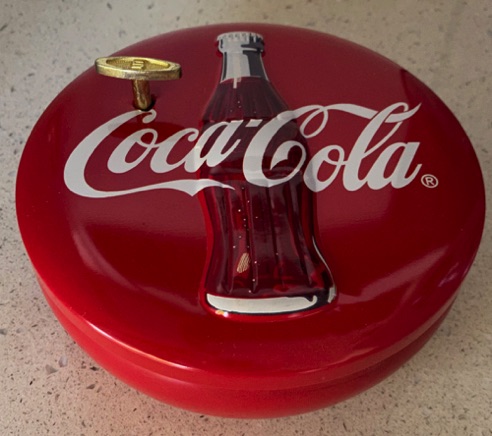 3019-1 € 17,50 coca cola muziekdoos  blikje rond rood afb fles opdraaibaar.jpeg